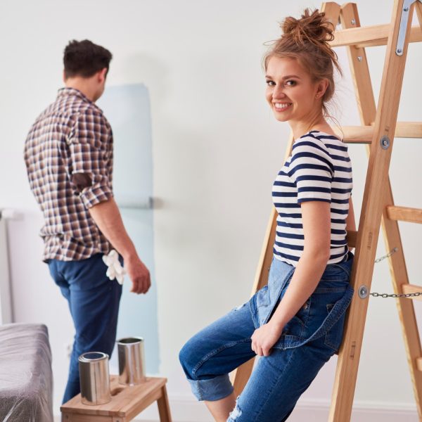 Pintando una habitación juntos.